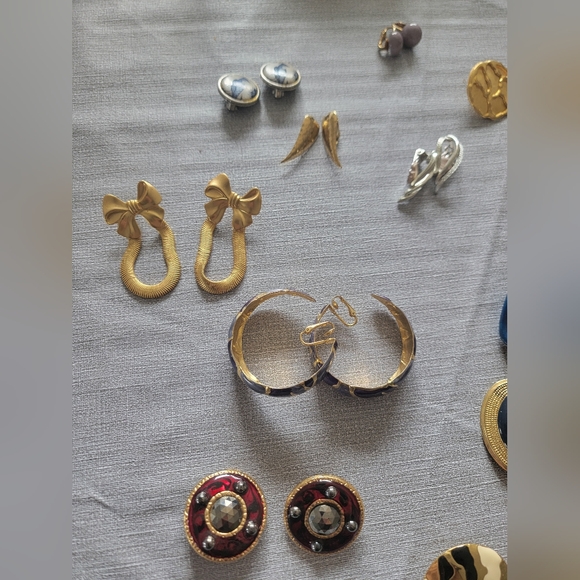 Vintage clip on earring lot of 15 Plus 1 regular earring set - Picture 3 of 8